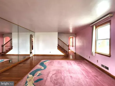 Living - 5510 Cedella Ave, Baltimore, MD 21206 photo 2 of 7