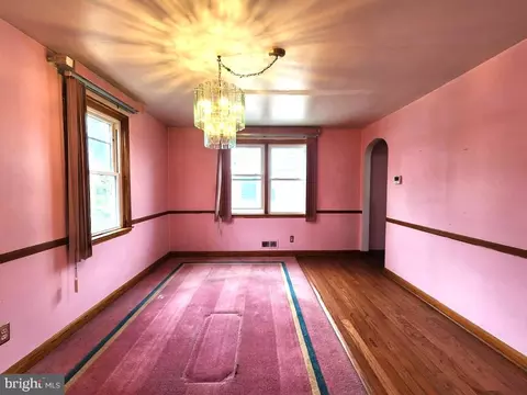 Living - 5510 Cedella Ave, Baltimore, MD 21206 photo 4 of 7