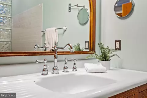 Bath - 1504 Riverside Ave, Baltimore, MD 21230 photo 4 of 6
