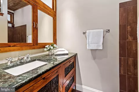 Bath - 1504 Riverside Ave, Baltimore, MD 21230 photo 2 of 6