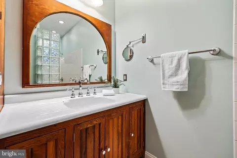 Bath - 1504 Riverside Ave, Baltimore, MD 21230 photo 3 of 6