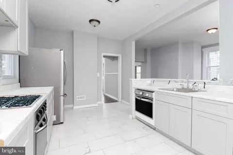 Entry Way - 900 E 41st St, Baltimore, MD 21218 photo 10 of 13