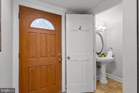 Entry Way - 122 E Barney St, Baltimore, MD 21230 photo 4 of 6