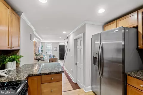 Entry Way - 122 E Barney St, Baltimore, MD 21230 photo 3 of 6