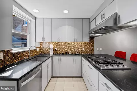 Kitchen - 1637 E Baltimore St, Baltimore, MD 21231 photo 2 of 5