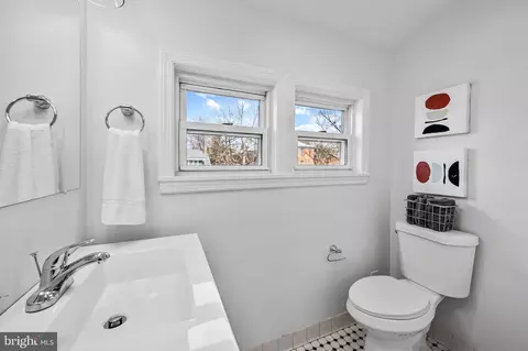 Bath - 305 E Melrose Ave, Baltimore, MD 21212 photo 2 of 4