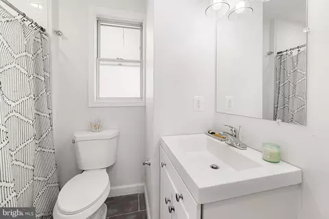 Bath - 305 E Melrose Ave, Baltimore, MD 21212 photo 1 of 4