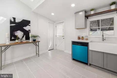 Entry Way - 305 E Melrose Ave, Baltimore, MD 21212 photo 3 of 4