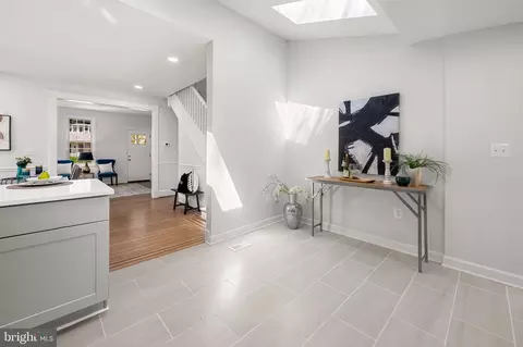 Entry Way - 305 E Melrose Ave, Baltimore, MD 21212 photo 2 of 4