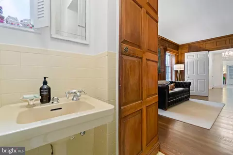 Entry Way - 211 Lambeth Rd, Baltimore, MD 21218 photo 2 of 4