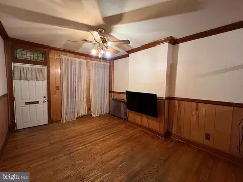 Living - 432 E Fort Ave, Baltimore, MD 21230 photo 3 of 7