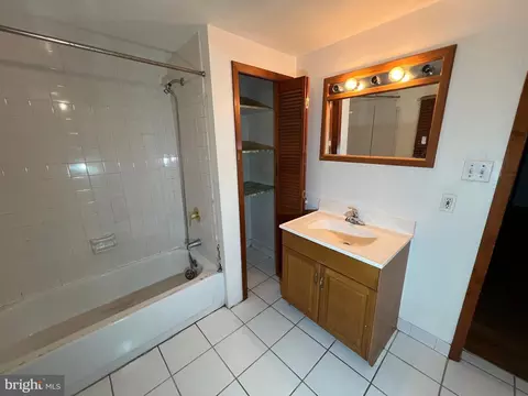 Bath - 432 E Fort Ave, Baltimore, MD 21230 photo 2 of 5