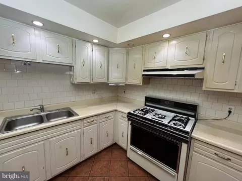 Kitchen - 432 E Fort Ave, Baltimore, MD 21230 photo 3 of 5