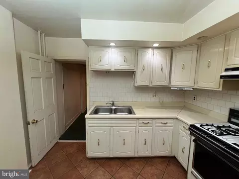 Entry Way - 432 E Fort Ave, Baltimore, MD 21230 photo 1 of 4