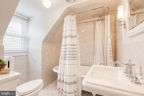 Bath - 225 Tunbridge Rd, Baltimore, MD 21212 photo 7 of 7