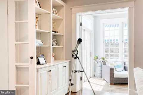 Entry Way - 225 Tunbridge Rd, Baltimore, MD 21212 photo 5 of 7