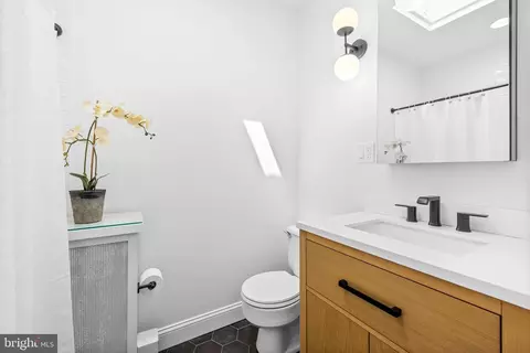 Bath - 3816 Beech Ave, Baltimore, MD 21211 photo 1 of 2