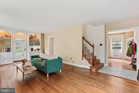 Entry Way - 4643 Briarclift Rd, Baltimore, MD 21229 photo 2 of 5