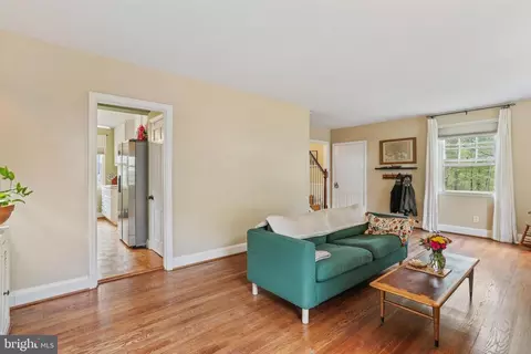Entry Way - 4643 Briarclift Rd, Baltimore, MD 21229 photo 3 of 5