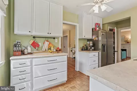 Entry Way - 4643 Briarclift Rd, Baltimore, MD 21229 photo 4 of 5