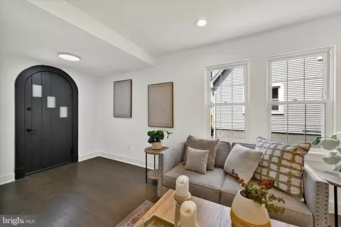 Entry Way - 3404 Echodale Ave, Baltimore, MD 21214 photo 2 of 5