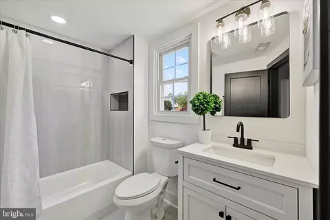 Bath - 3404 Echodale Ave, Baltimore, MD 21214 photo 3 of 4