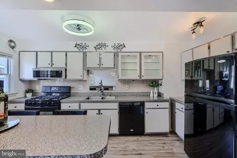 Kitchen - 4918 Lindsay Rd, Baltimore, MD 21229 photo 2 of 3