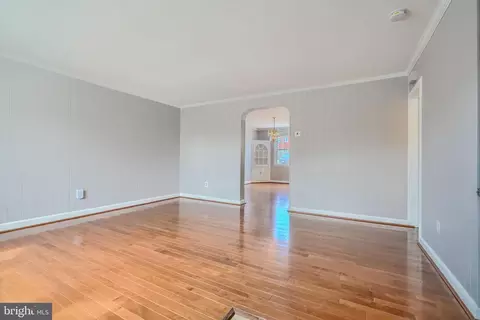 Living - 4918 Lindsay Rd, Baltimore, MD 21229 photo 1 of 3