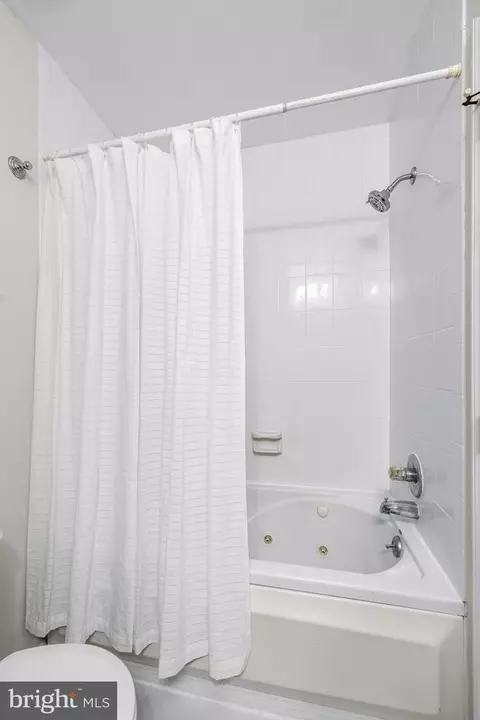 Bath - 1012 S Streeper St S, Baltimore, MD 21224 photo 2 of 6