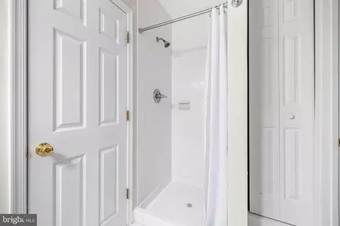 Bath - 1012 S Streeper St S, Baltimore, MD 21224 photo 6 of 6