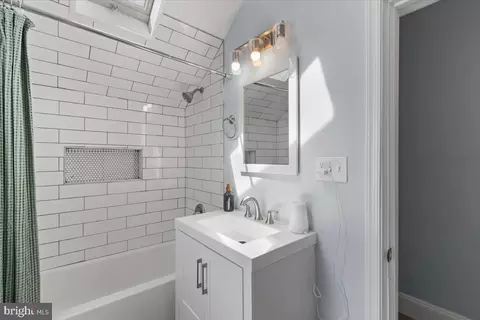Bath - 3111 Harview Ave, Baltimore, MD 21234 photo 1 of 4
