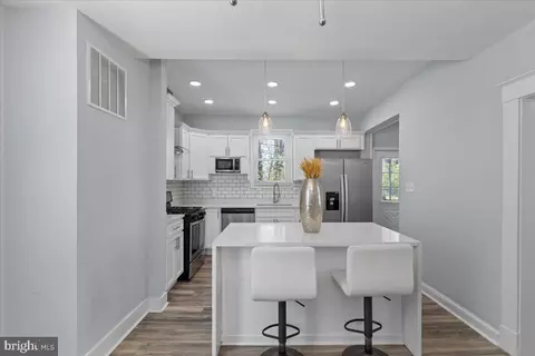 Entry Way - 3111 Harview Ave, Baltimore, MD 21234 photo 3 of 6