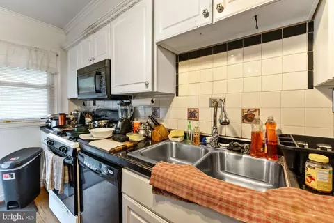 Kitchen - 235 Medwick Garth E, Catonsville, MD 21228 photo 4 of 4