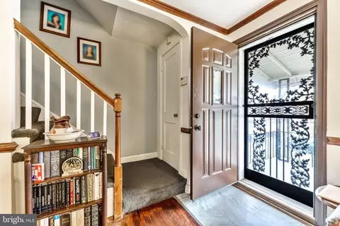 Entry Way - 235 Medwick Garth E, Catonsville, MD 21228 photo 2 of 5