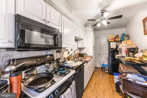 Kitchen - 235 Medwick Garth E, Catonsville, MD 21228 photo 2 of 4