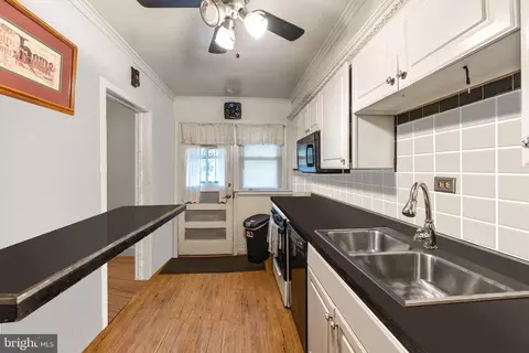 Kitchen - 235 Medwick Garth E, Catonsville, MD 21228 photo 3 of 4