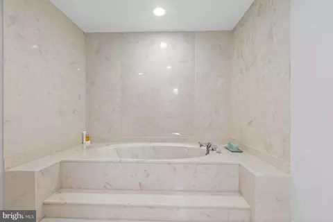 Bath - 3021 Fallstaff Rd #401B, Baltimore, MD 21209 photo 3 of 5