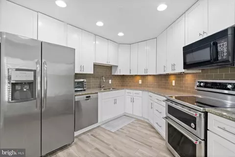 Kitchen - 3021 Fallstaff Rd #401B, Baltimore, MD 21209 photo 3 of 4