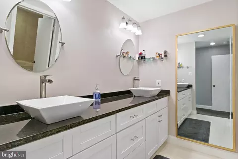 Bath - 3021 Fallstaff Rd #401B, Baltimore, MD 21209 photo 2 of 5
