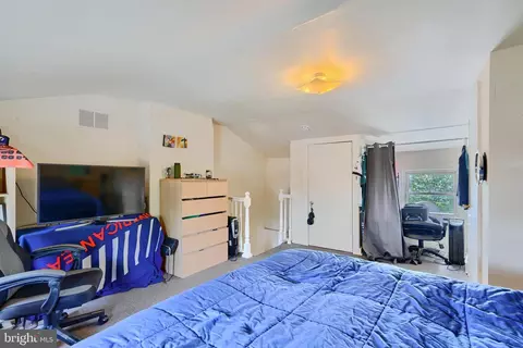 Bedroom - 420 S Wolfe St S, Baltimore, MD 21231 photo 11 of 12