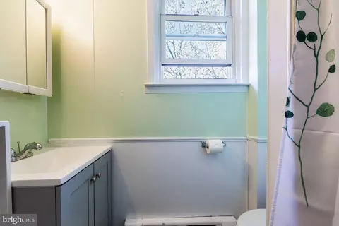 Bath - 600 S Streeper St S, Baltimore, MD 21224 photo 1 of 2