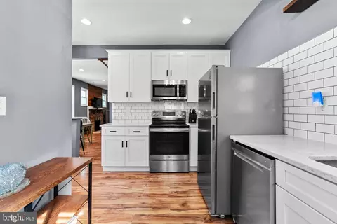 Entry Way - 5310 Brabant Rd, Baltimore, MD 21229 photo 2 of 6
