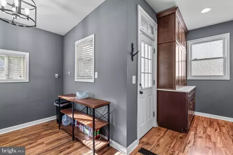 Entry Way - 5310 Brabant Rd, Baltimore, MD 21229 photo 4 of 6