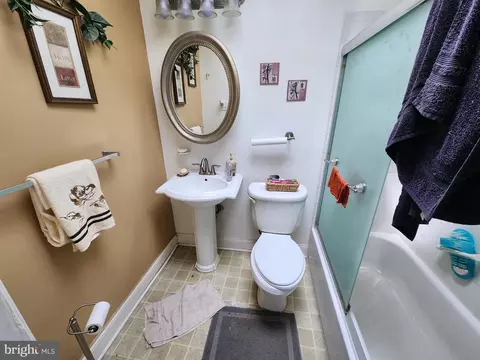 Bath - 3906 Cranston Ave, Baltimore, MD 21229 photo 1 of 2