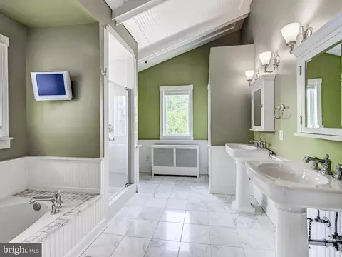 Bath - 2234 E Fairmount Ave, Baltimore, MD 21231 photo 3 of 4
