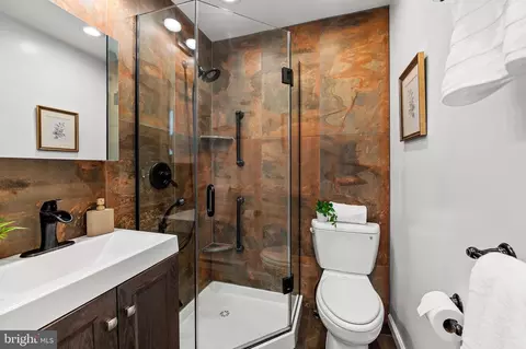 Bath - 1015 Rectory Ln, Baltimore, MD 21211 photo 1 of 2