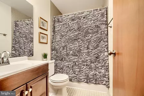 Bath - 702 S Wolfe St #5, Baltimore, MD 21231 photo 3 of 4