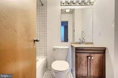 Bath - 702 S Wolfe St #5, Baltimore, MD 21231 photo 1 of 4