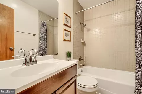 Bath - 702 S Wolfe St #5, Baltimore, MD 21231 photo 4 of 4