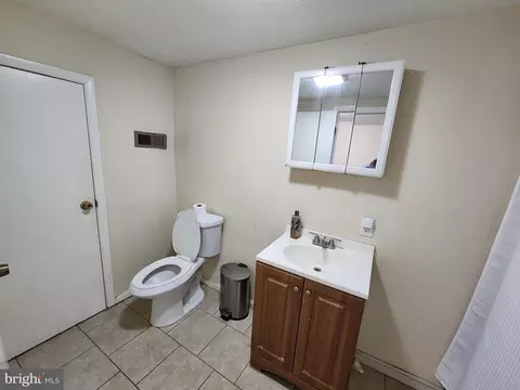 Bath - 162 N Decker Ave, Baltimore, MD 21224 photo 1 of 2